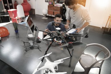 Mühendis ve teknisyen birlikte çalışma 