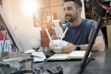 Drone üzerinde çalışan mühendis
