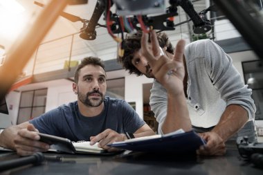 Mühendis ve teknisyen çalışma 