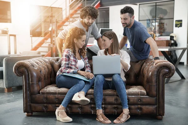 Grup trendy insan oturuyor