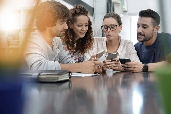  insanlar akıllı telefonlar ile oynamak