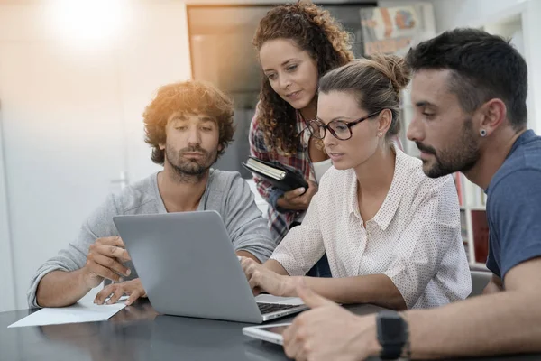  dizüstü bilgisayar ile toplantı insanlar