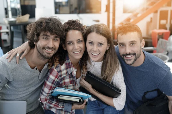 Groupe d'étudiants en formation en entreprise debout — Photo