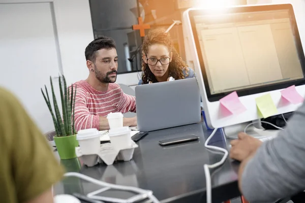 Başlangıç emekçilerin üstünde laptop