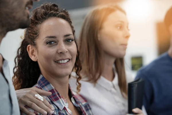 Porträt einer lächelnden Frau — Stockfoto