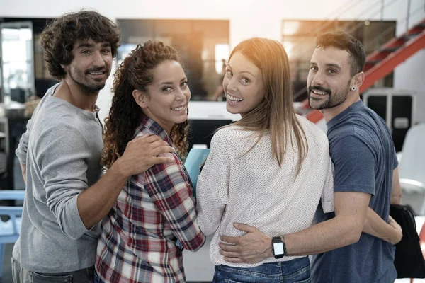 Groupe d'étudiants en formation en entreprise debout — Photo