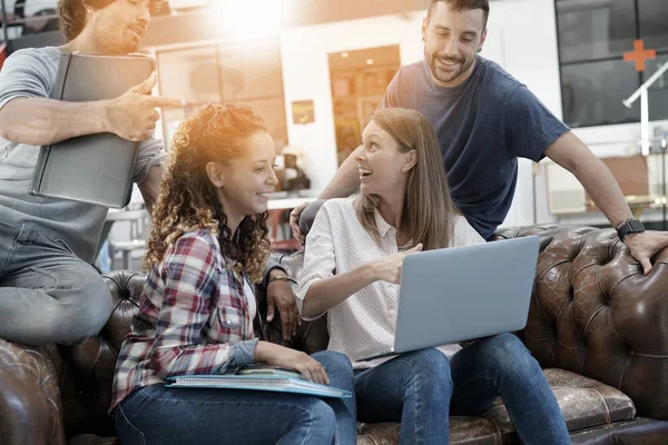 Office lounge koltukta oturan insanlar