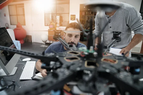 Mühendis ve teknisyen çalışma