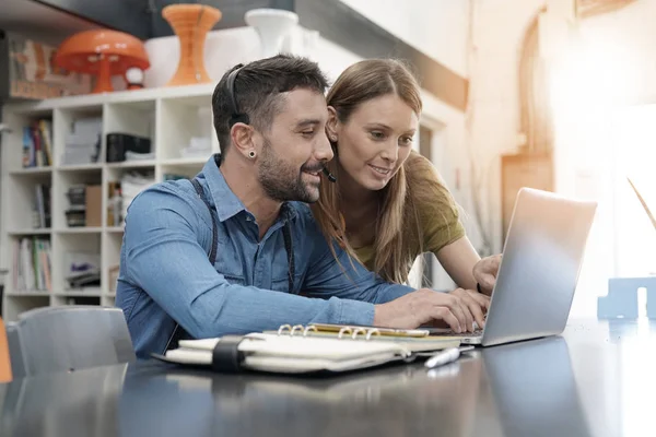 Start-up people working on laptop — Stock Photo, Image