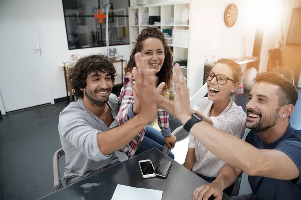 Menschen, die sich gegenseitig hoch fünf geben — Stockfoto