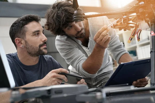 Ingegnere e tecnico che lavora — Foto Stock