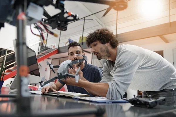 Mühendis ve teknisyen çalışma 