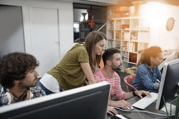 Başlangıç emekçilerin üstünde okul sırası 