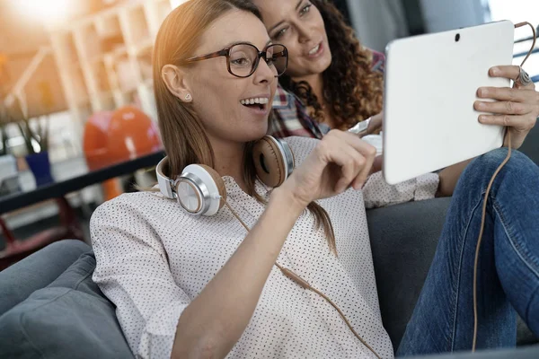 Chicas conectadas con tableta digital —  Fotos de Stock