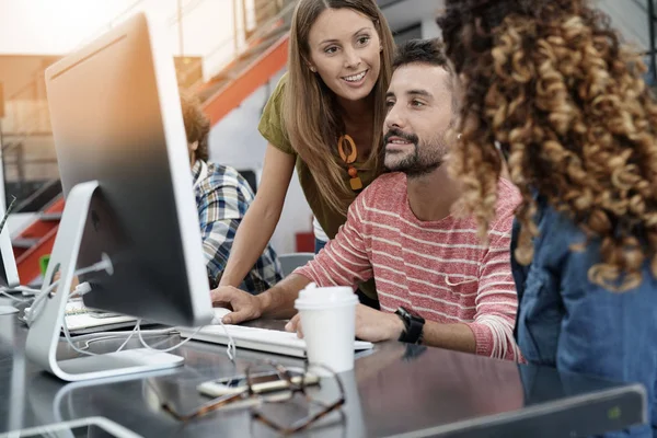 Memulai orang yang bekerja di desktop — Stok Foto