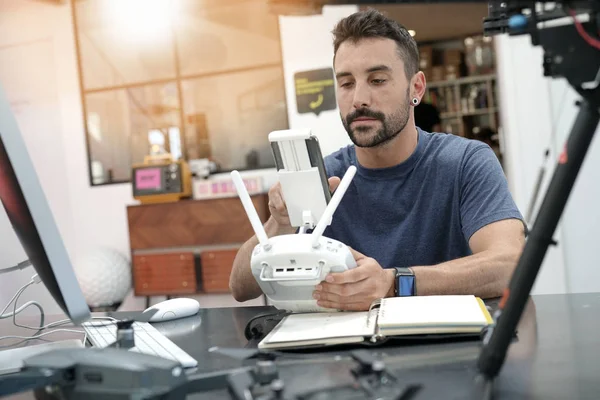 Drone üzerinde çalışan mühendis