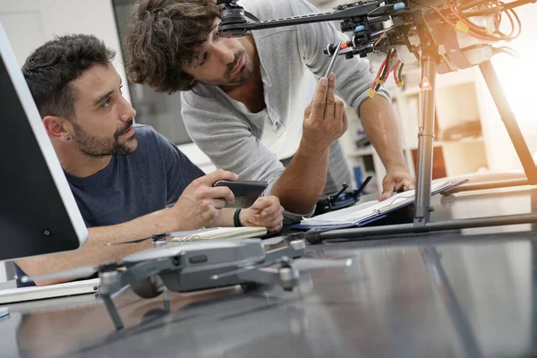 Mühendis ve teknisyen çalışma 