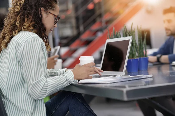 Ofiste genç başlangıç girişimci 