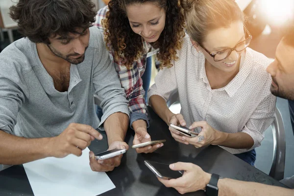 insanların akıllı telefonlar kullanarak eğlenceli 