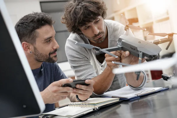 Mühendis ve teknisyen çalışma 