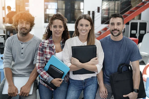 Groupe d'étudiants en formation en entreprise debout — Photo