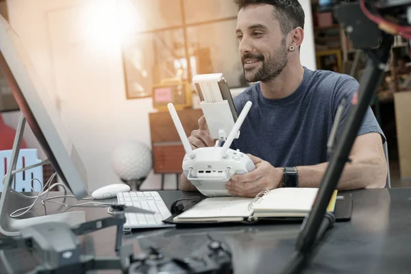 Drone üzerinde çalışan mühendis