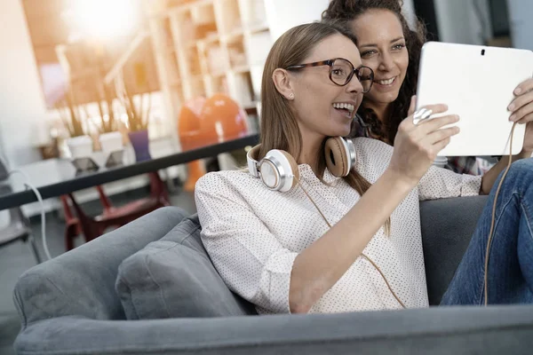 Meninas conectadas com tablet digital — Fotografia de Stock