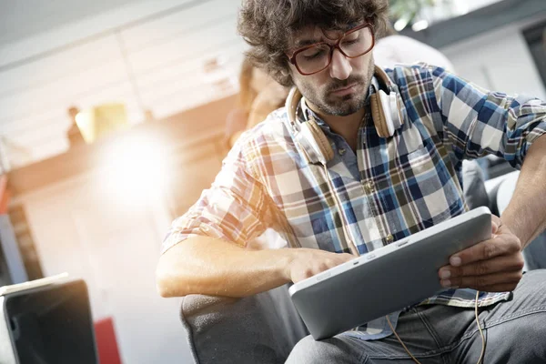  başlangıç ofisinde çalışan adam