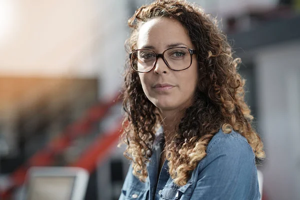 Joven mujer startup en el cargo Imagen De Stock