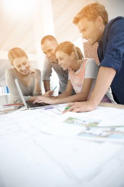 Gençler iş toplantısı 