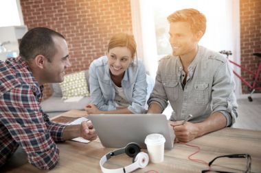 bir grup genç insan 