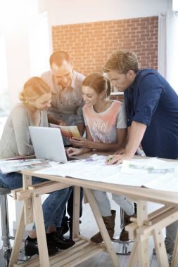 Gençler iş toplantısı 