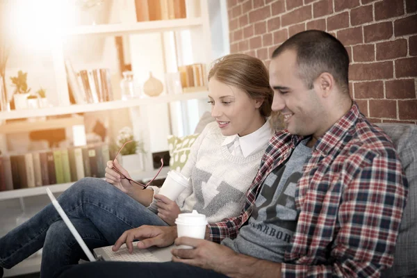 Människor som arbetar på projektet i office — Stockfoto