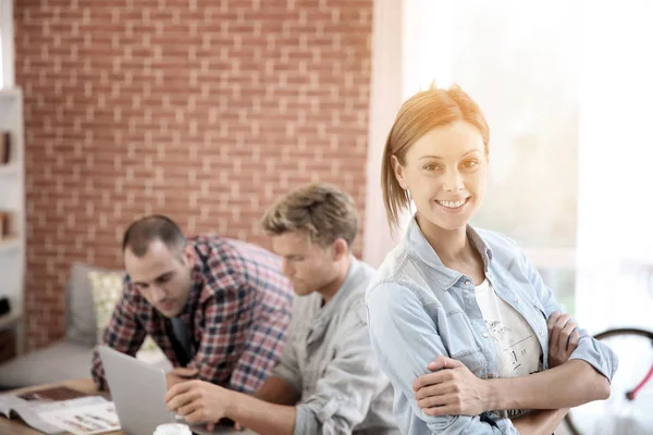 Mädchen im Büro arbeitet — Stockfoto