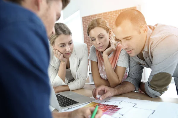 Jóvenes en reunión de negocios — Foto de Stock