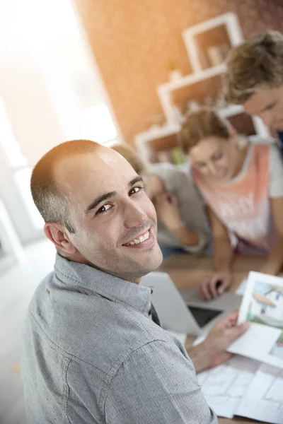 Guy sitting in front of desktop computer — Stock Photo, Image