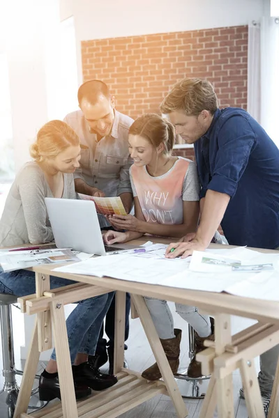 Gençler iş toplantısı 