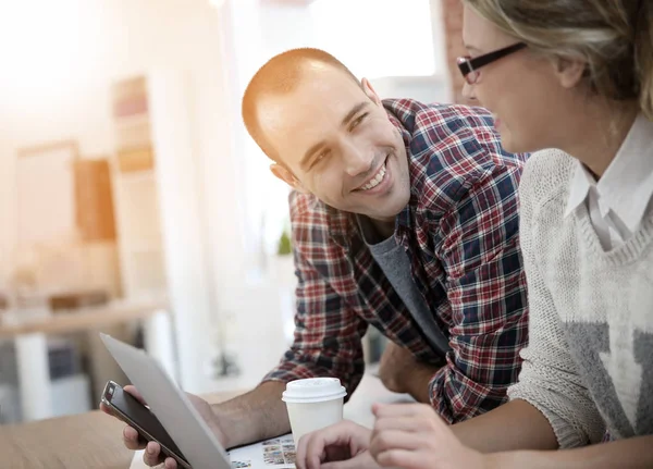 Mensen die werken op project in office — Stockfoto