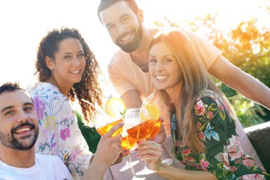  içecekler ile neşelenmeye arkadaşlar