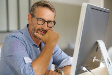 işadamı masaüstü bilgisayarda çalışma