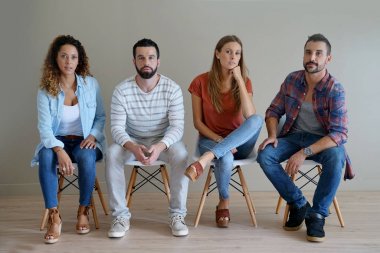 Bir grup genç insan oturuyor 