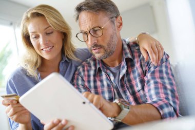 Olgun çift internet üzerinden satın alma