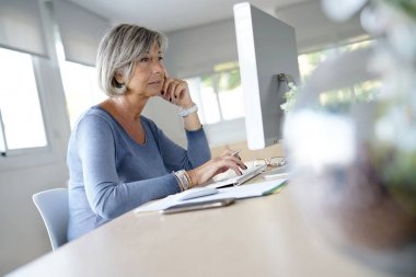  Ofiste çalışan kadın.