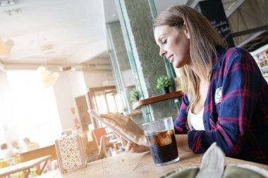  dijital tablet kullanan kadın