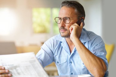 gözlük gazete okuyan adam