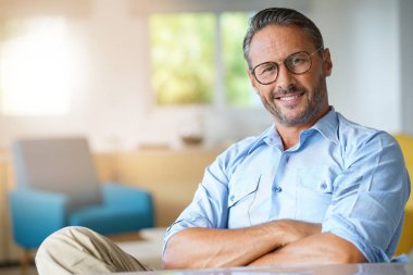 gözlük yakışıklı adam 