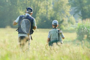  Baba ve oğul alanına yürüyor