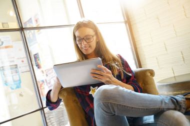 Dijital tablet ile bağlı kız