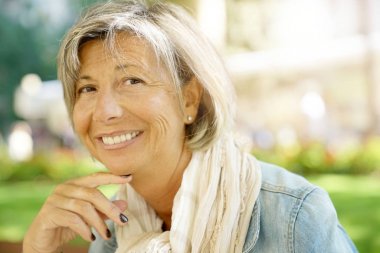 Bankta oturan kadın kıdemli