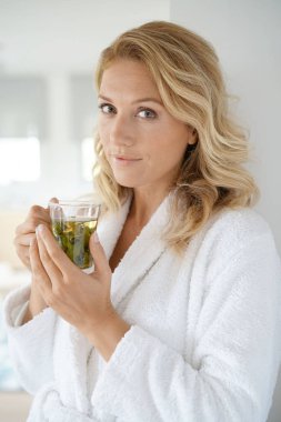 infüzyon içme bornoz kadında